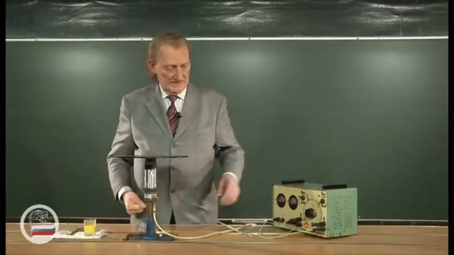 Шарик, катящийся по вращающейся платформе