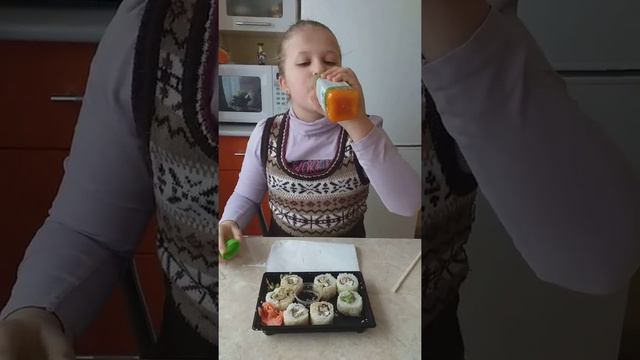 Пробуем суши)))