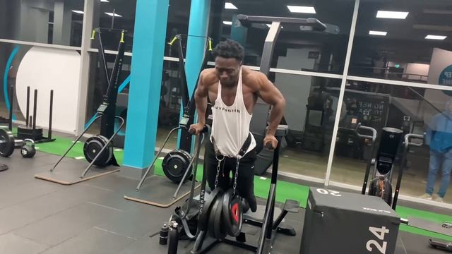 HOW TO BUILD HORSESHOE TRICEPS | COMMERCIAL GYM