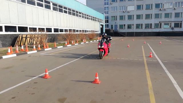 Комбинированное торможение. Сначала задний тормоз, затем передний до полной остановки мотоцикла.