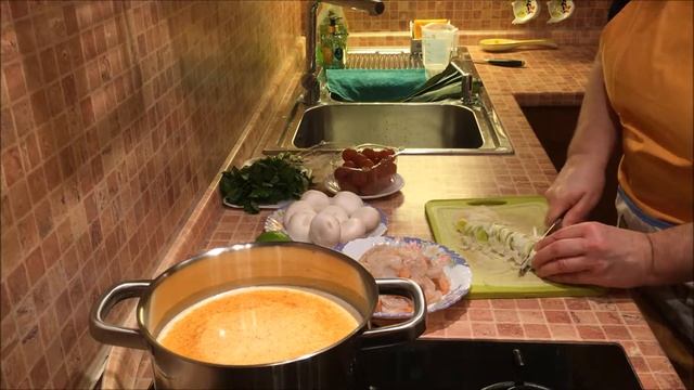 Варим тайский суп Том Ям. Попробовав один раз этот суп, я просто была в восторге от аромата и вкуса