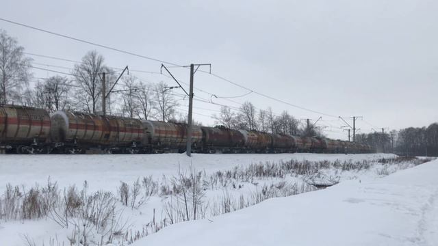 Электровоз ВЛ11-253/224Б с грузовым поездом