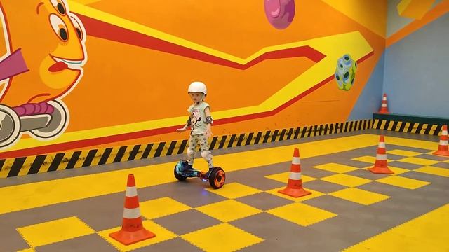 Аня первый раз встала на гироскутер 18.03.2023