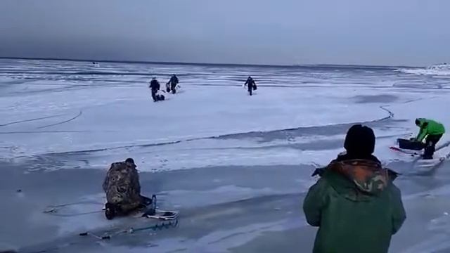 Рыбаки бегут со льдин