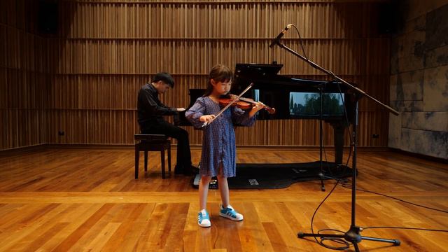 J.S.Bach: Minuet No.1 (Aomploy Sirisajjakhun, Violin)