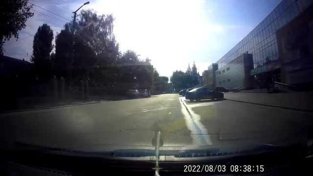 Хух , куда можно смотреть и не видеть машины спереди тебя ? даже солнце ей не светило в глаза ...