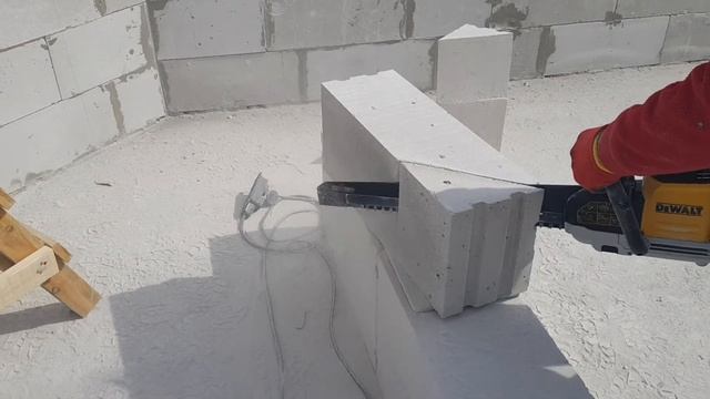 Угловой запил газоблока D700 пилой DeWalt 397