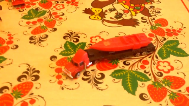 Никита открываем автомобильный набор с маленькими машинками