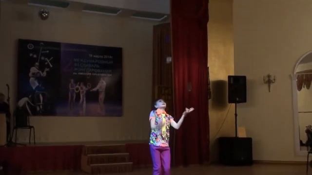 Жонглер со шляпами Цирк 