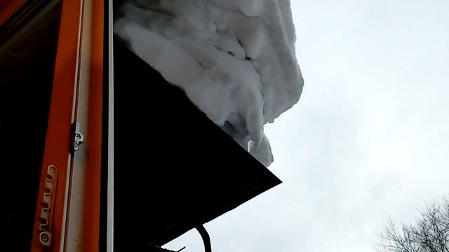 Очищаю снег с крыши и на балконе. Видео снято на старый телефон. Прошу прощения,за тихий звук.