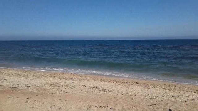 Феодосия в ожидании отдыхающих. Айвазовский пляж г.Феодосия, Крым.