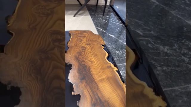 Изящный журнальный стол из слэба дерева и эпоксидной смолы тонированной тёмно-синим цветом