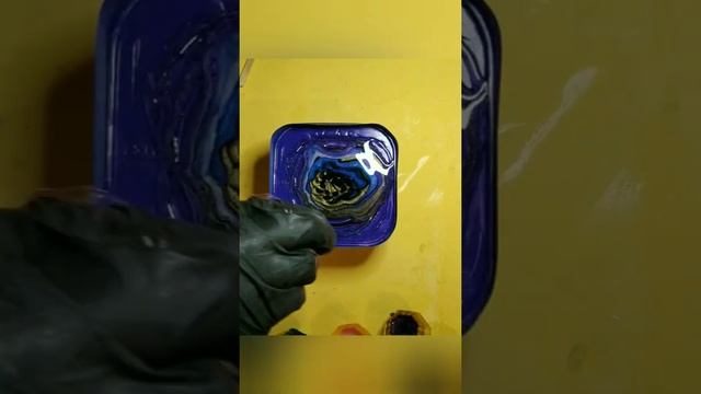 Декор жестяной банки смолой