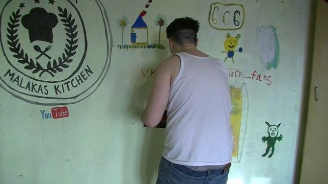 Мне почистили нот бук от пыли и я крашу стены в красный цвет