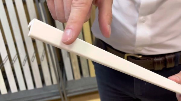 Угол из полистирола высокой плотности HI WOOD C20V2 20мм х 20мм х 2,0м.