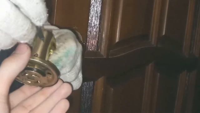 Ремонт дверей: снятие обшивки и замена ручек