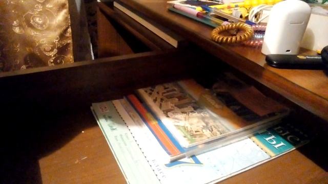 Уборка в шкафу в рабочем столе