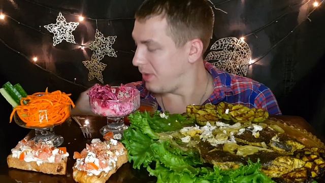 MUKBANG/РЫБА ЗАПЕЧЁННАЯ В ДУХОВКЕ /Овощи гриль/Подарки на Новый Год #мукбанг #мукбанг #seafood