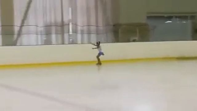 Слабослышащая девочка Анжелика выступает на соревнованиях по фигурному катанию.