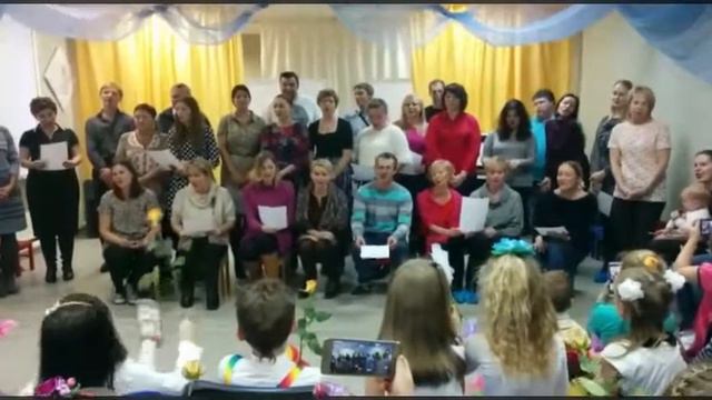 В клубе «Радуга» детские коллективы «Семицветики» и «До-ми-солька» исполнили песни для мам.