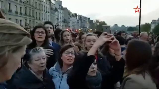 Парижане в слезах поют Ave Maria у горящего Нотр-Дам де Пари: видео с места