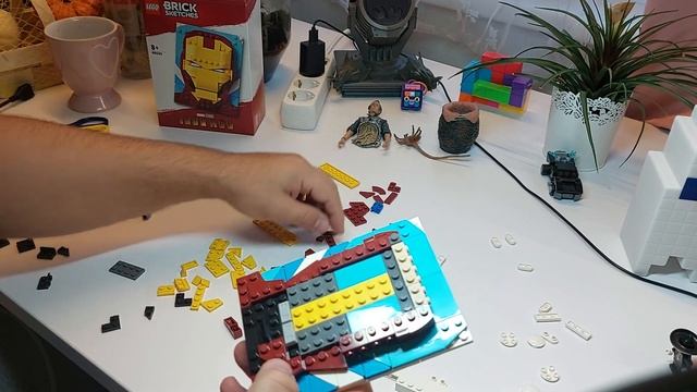 Building IRON MAN Brick Sketches Set