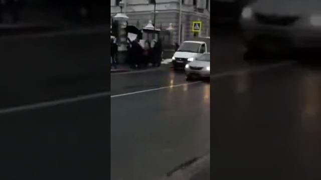 Посольство Великобритании в Москве закидали окровавленными манекенами