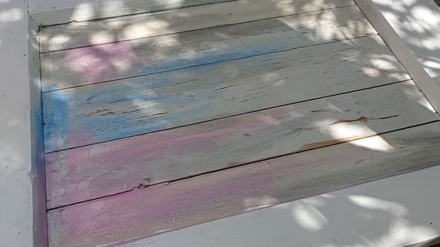 трафарет из листьев на старой двери. Крашу дверь