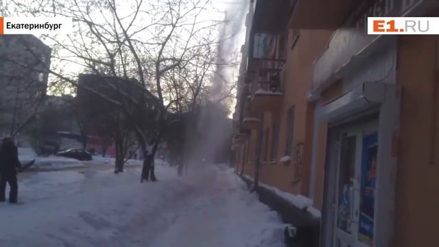 Рабочие почистили снег с крыши, с которой на екатеринбурженку упала глыба льда