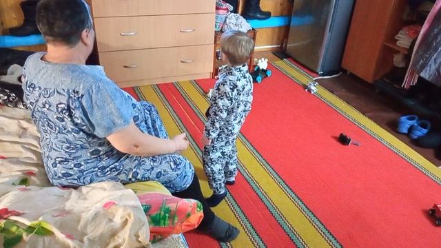 Рамиль сам одевается без помощи абийки.Молодец такой.