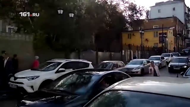 Женщины дерутся с полицией Ростов