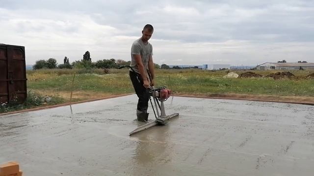 Вибрирование бетона виброрейкой