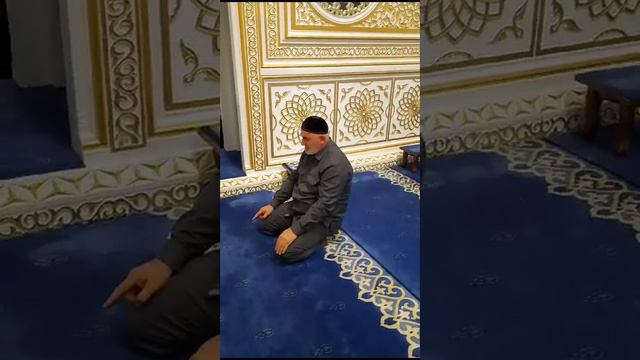 1 сентября 2023 г.Намаз мечети имени Пророка Мухаммада и маленький мусульманин в мечети.