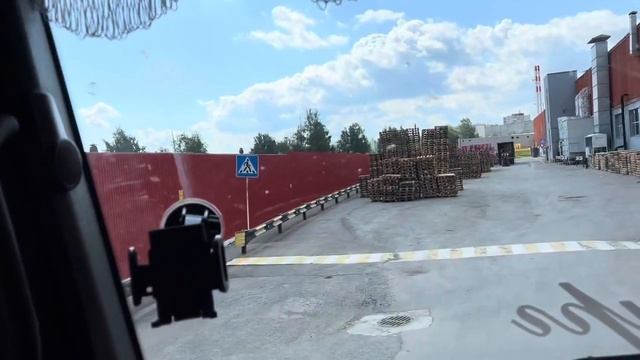 Выгружаем погрузчики и едем за трубой )))