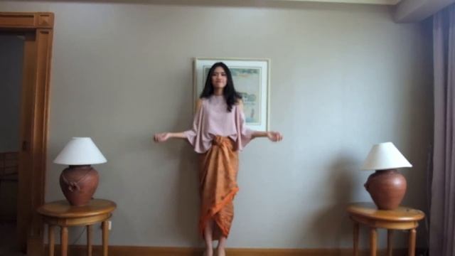 4 Easy Ways To Wear A Kain Batik | GemmaDelicia