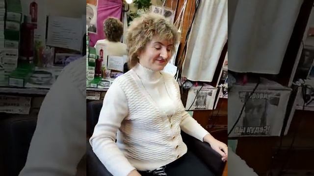 Сделали химическую завивку и мелирование через шапку