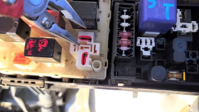 2003 Toyota RAV4 Blower Motor Fuses & Relay