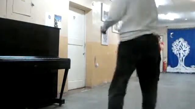 На столе бутылки рюмочки