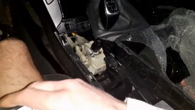 Desmontaje Y Montaje Del Boton De Freno Electrico Del Hyundai I40 2013
