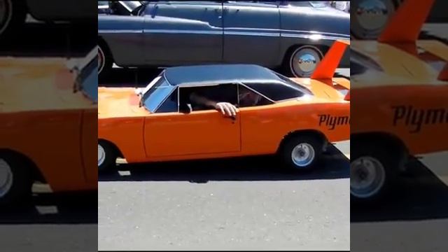 Человек в маленькой машине