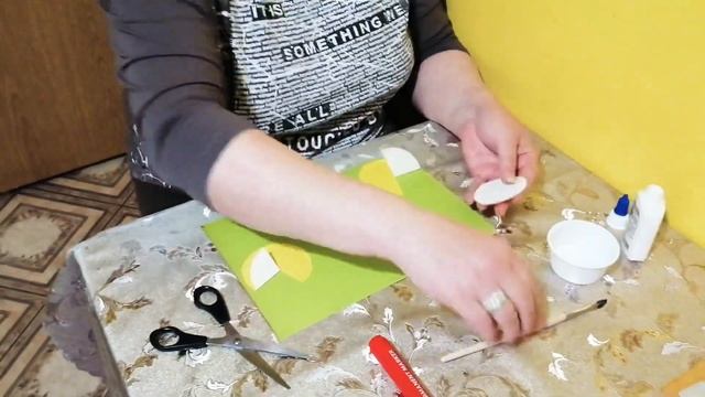 Аппликация Цыплята и курочка на лугу