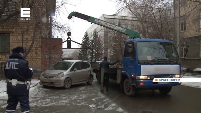 В центре Красноярска сотрудники ГИБДД устроили акцию «Культурный водитель»