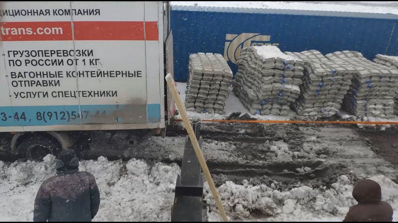 Работа на автокране. Выгрузка угзбм-305, сильный ветер, машины застревают. POV Autocrane