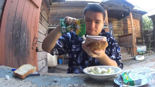 Руслан Гительман обедает бутербродом!!!