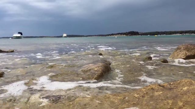 Прозрачная как в бассейне морская вода Адриатического моря. Пула. Хорватия.