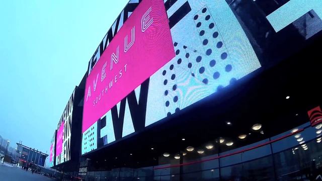 Гигантский монитор у метро Юго-Западная,  весьма впечатляет. Москва 