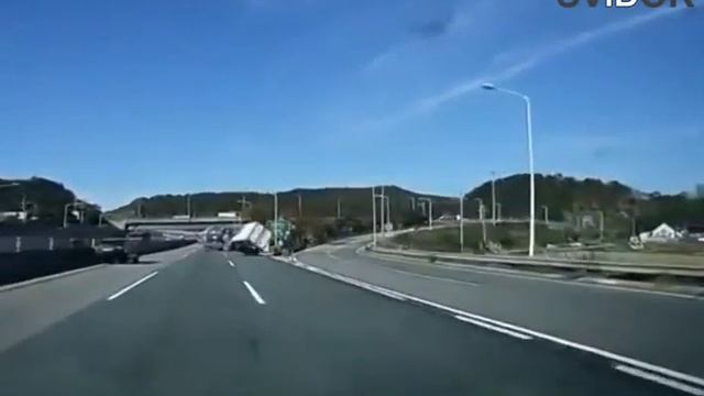 Truck Overturned On The Highway Грузовик перевернулся на трассе