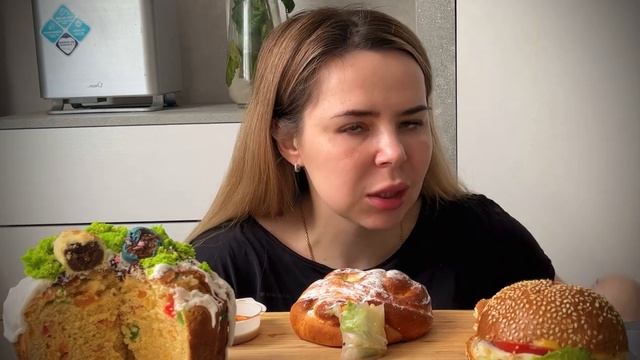 МУКБАНГ БУРГЕРЫ ? ПАСХАЛЬНЫЙ КУЛИЧ ? ответы на вопросы 18+