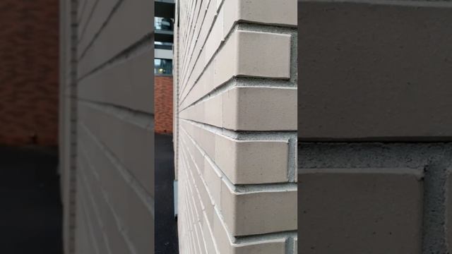 Лицевой кирпич бывает разным.. #лсрстеновые #строительство #кирпич