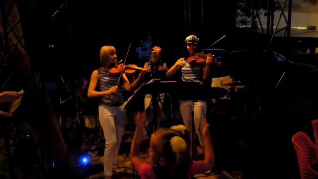 Трио Lady Music и неизвестный дирижер  Керчь, Набережная
